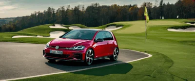Volkswagen Golf GTI rouge vue de trois quarts avant, à l'arrêt